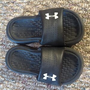 Little boys Under Armour sildes